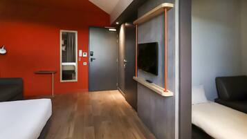 Desk, soundproofing, free cribs/infant beds, free WiFi