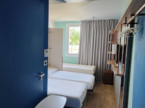 Desk, soundproofing, free cots/infant beds, free WiFi