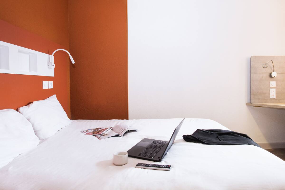 double room | desk, soundproofing, free cots/infant beds, free wifi