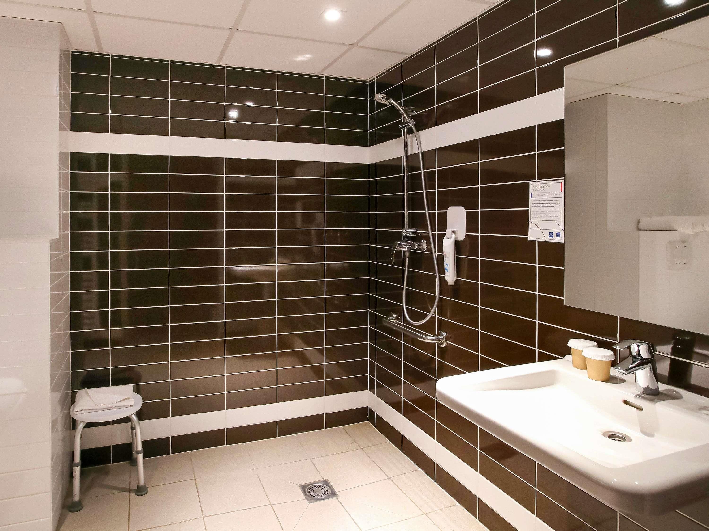 family room | desk, soundproofing, free cots/infant beds, free wifi