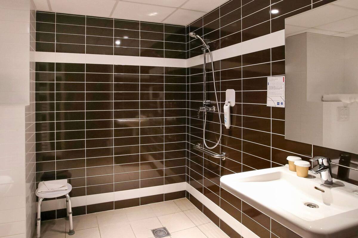 family room | desk, soundproofing, free cots/infant beds, free wifi