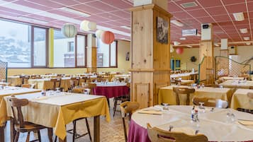 PÀivittÀinen buffetaamiainen (9 EUR per henkilö)