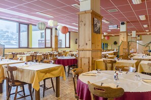 Tägliches Frühstücksbuffet (9 EUR pro Person)