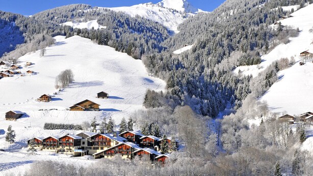 A snow-covered mountain with a lodge featuring multiple wooden cabins and a central building with balconies. - Azureva Areches Beaufort (Beaufort)