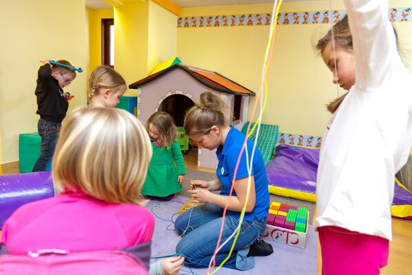 A group of children engaged in a craft activity with colorful materials. - Azureva Areches Beaufort (Beaufort)