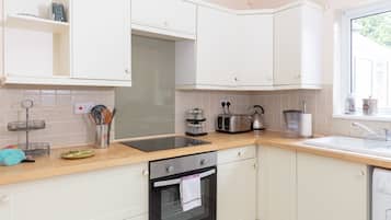 Deluxe House, 3 Bedrooms, Non Smoking | Private kitchen | Full-size fridge, oven, cookware/dishes/utensils