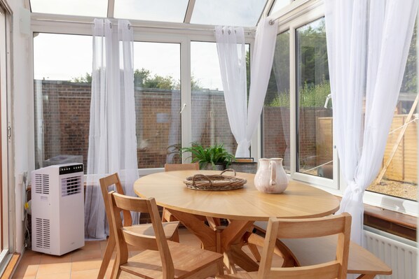 In-room dining - LETS Concourse (Cambridge)