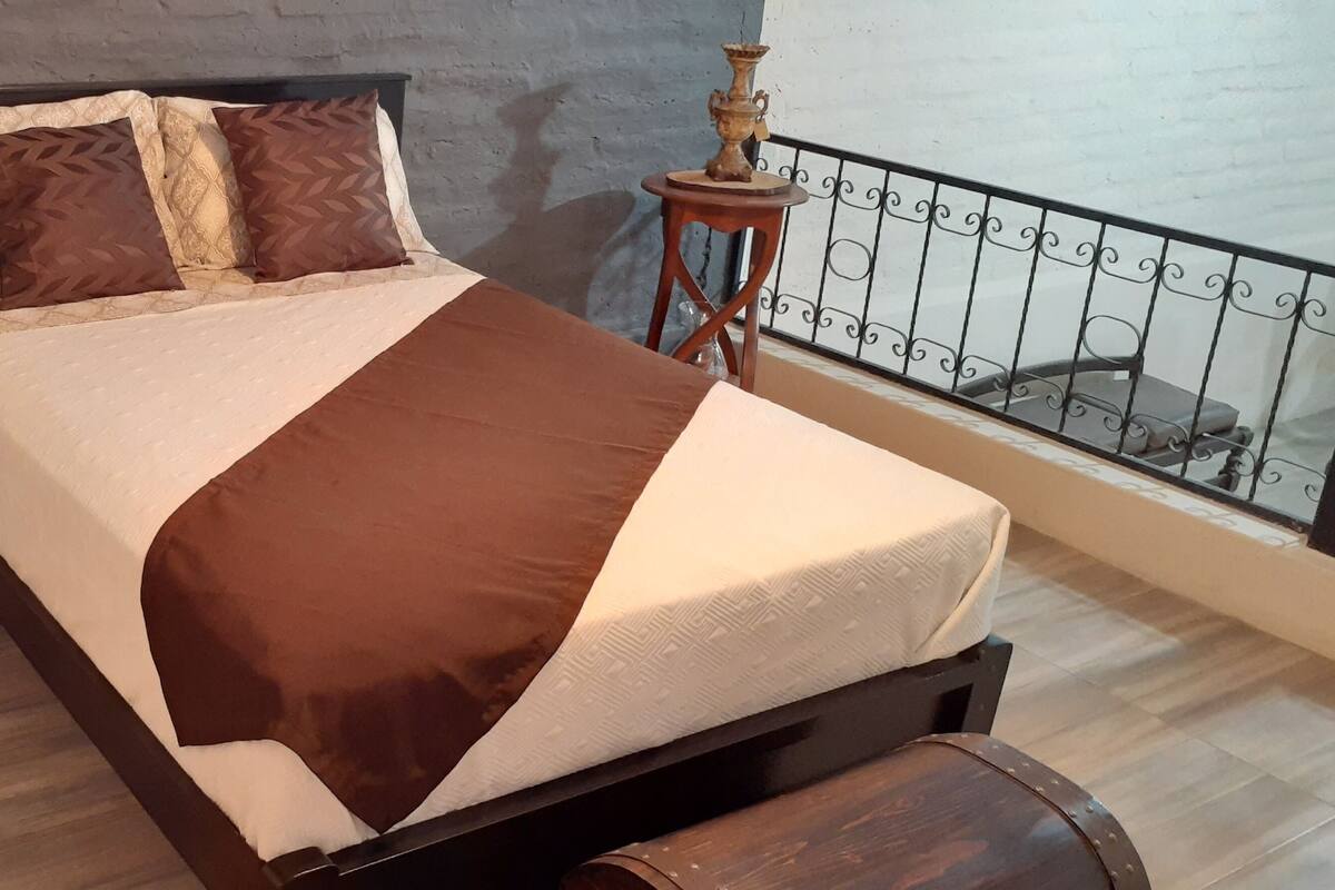 Business Studio Suite | Minibar, blackout drapes, iron/ironing board, rollaway beds