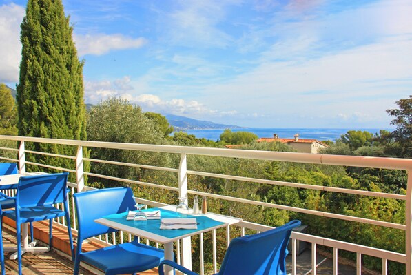 Outdoor dining - Residence Bella Vista (Roquebrune-Cap-Martin)