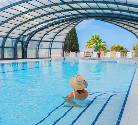 Indoor pool, pool umbrellas, sun loungers. Residence Bella Vista