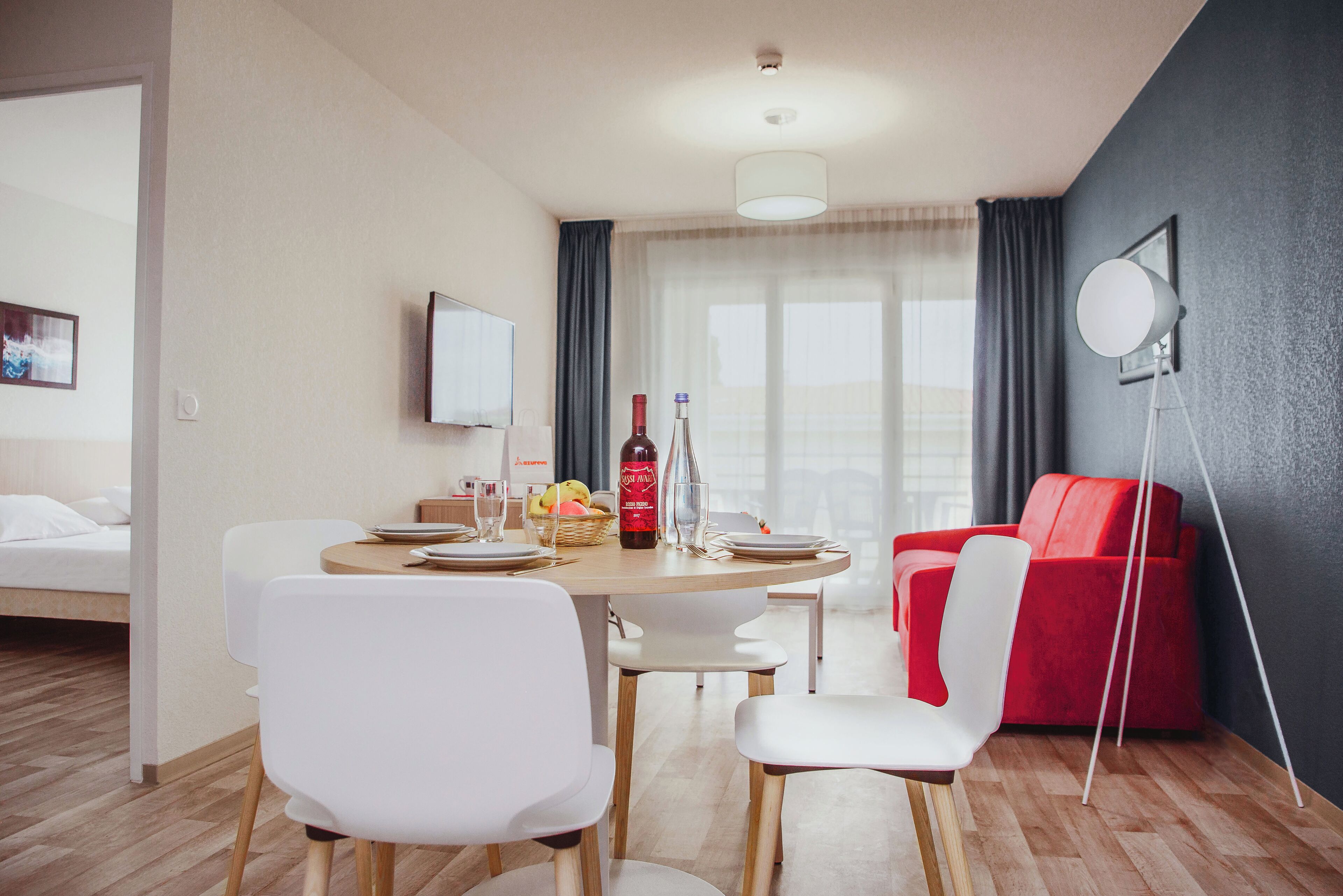 Appartamento panoramico, 1 camera da letto, vista mare | Area soggiorno | TV a schermo piatto