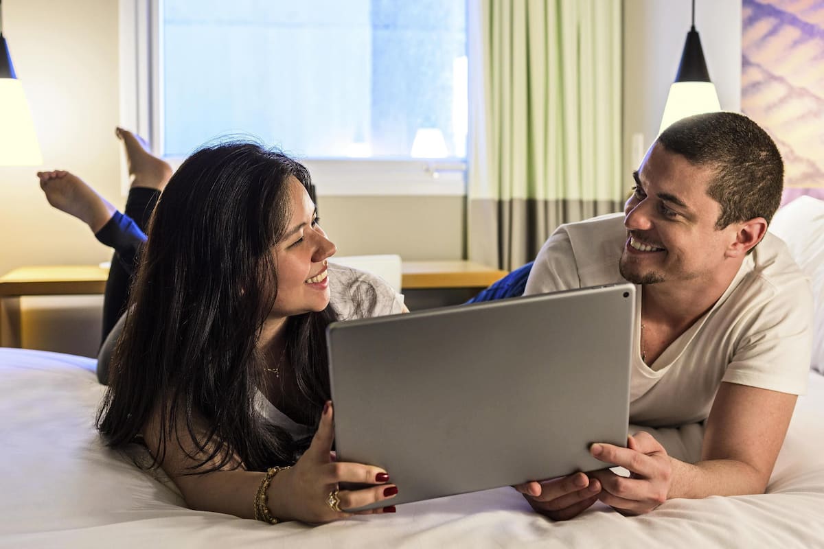 Standardzimmer, 1 Doppelbett und Schlafsofa | Minibar, Zimmersafe, Schreibtisch, laptopgeeigneter Arbeitsplatz