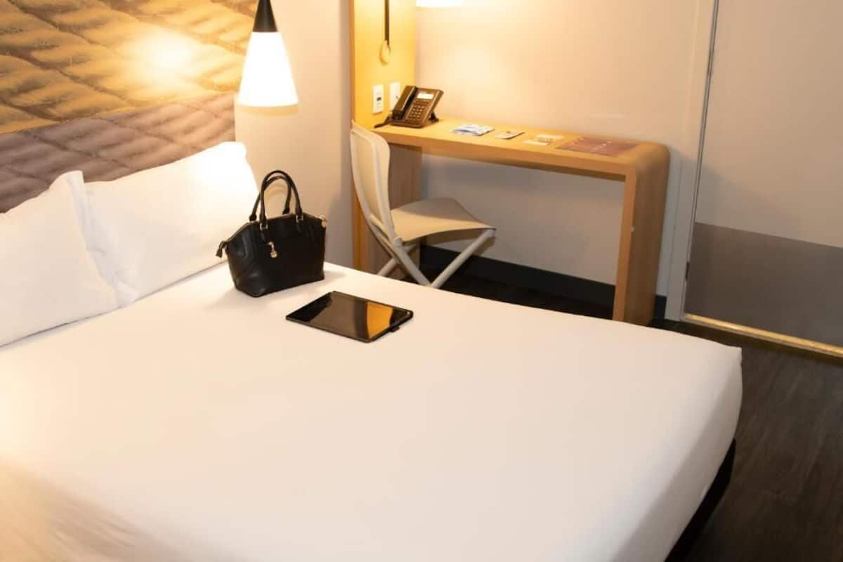Chambre Standard, 1 lit double, accessible aux personnes à mobilité réduite | Minibar, coffres-forts dans les chambres, bureau