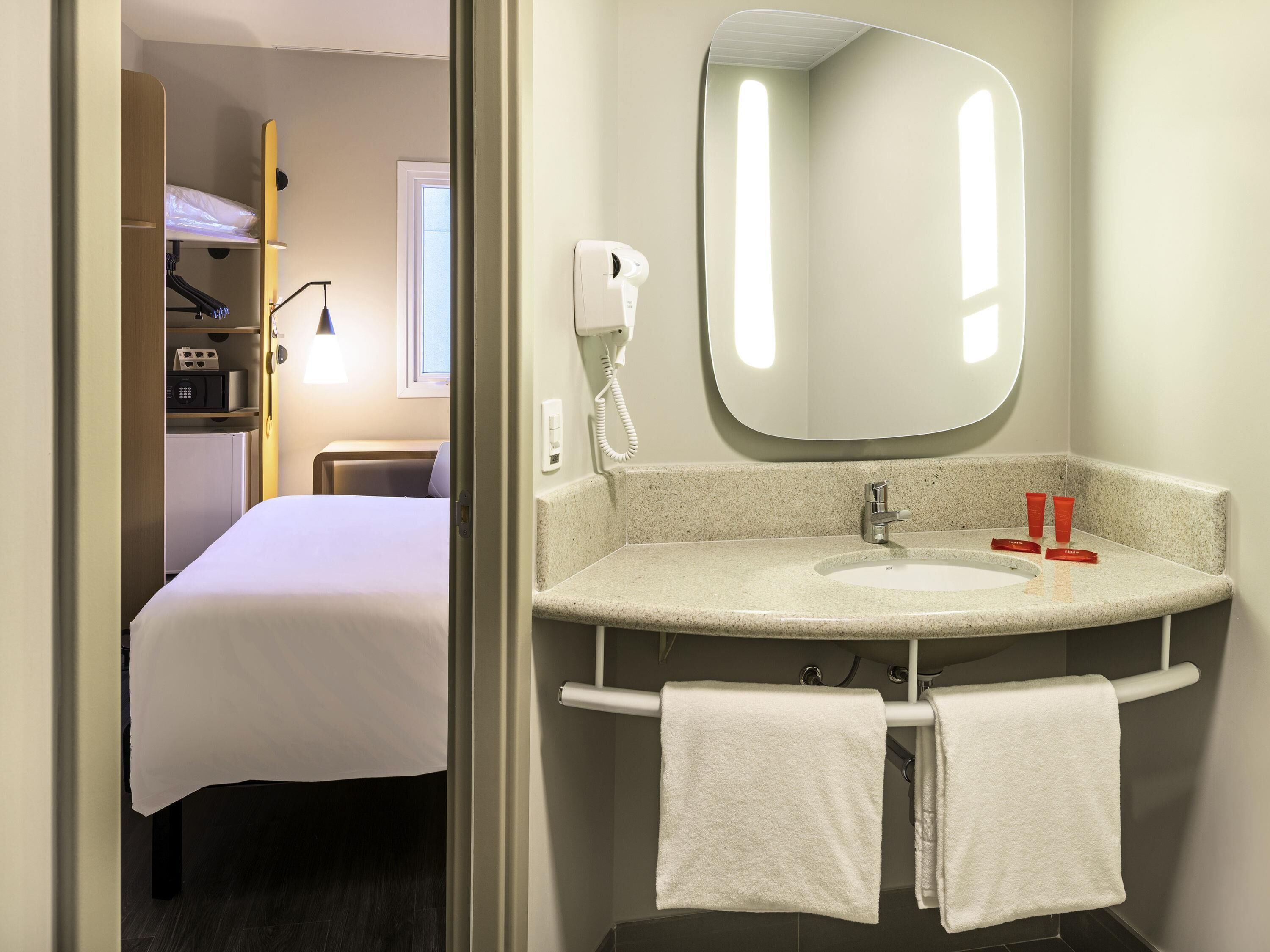 Minibar, coffres-forts dans les chambres, bureau