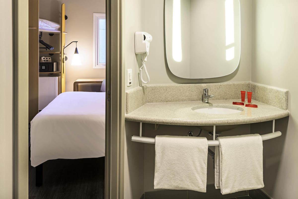 Minibar, coffres-forts dans les chambres, bureau