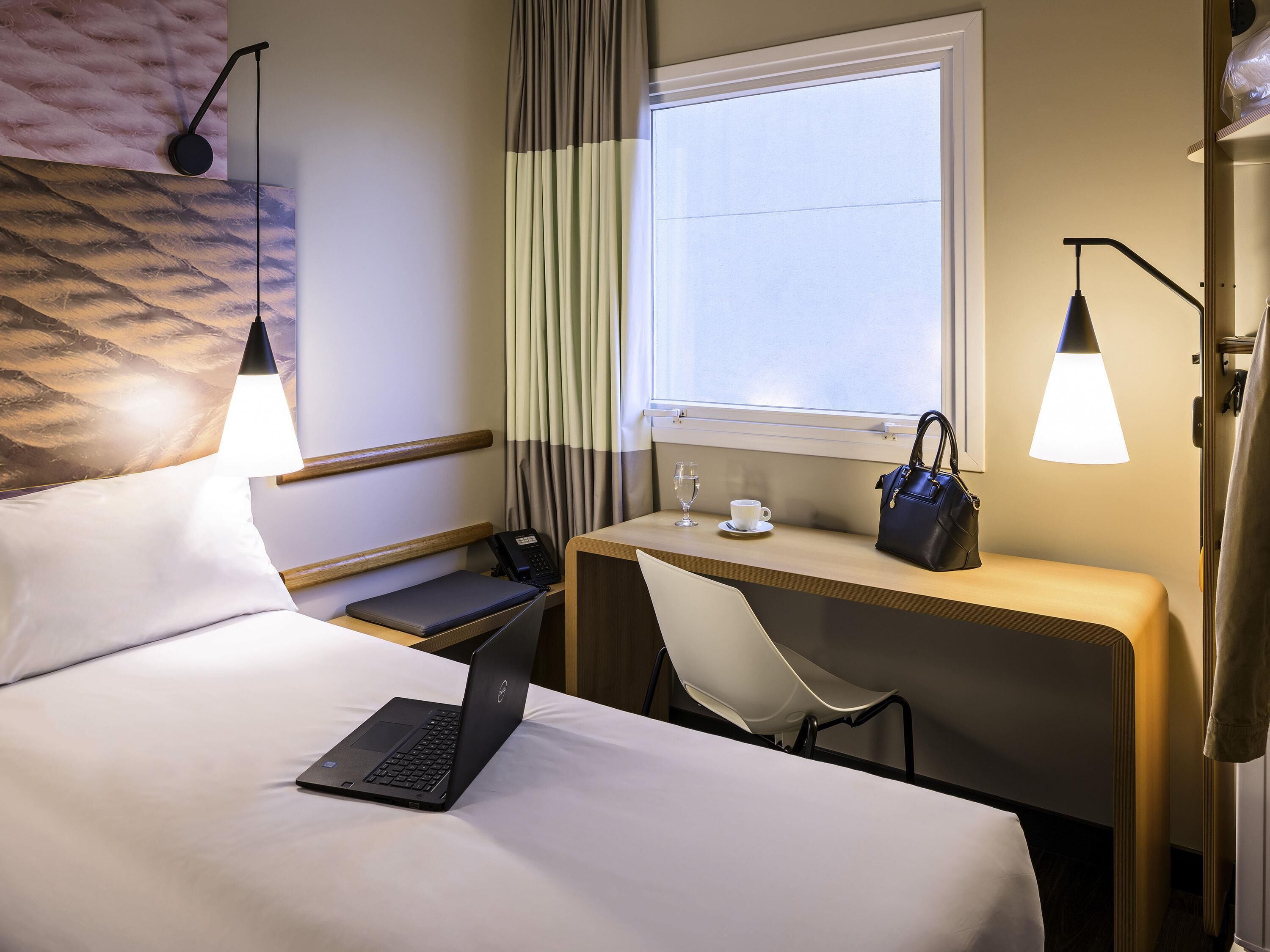 标准房, 2 张单人床 | 迷你吧、客房内保险箱、办公桌、笔记本电脑工作区