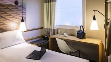 Standardzimmer, 2 Einzelbetten | Minibar, Zimmersafe, Schreibtisch, laptopgeeigneter Arbeitsplatz