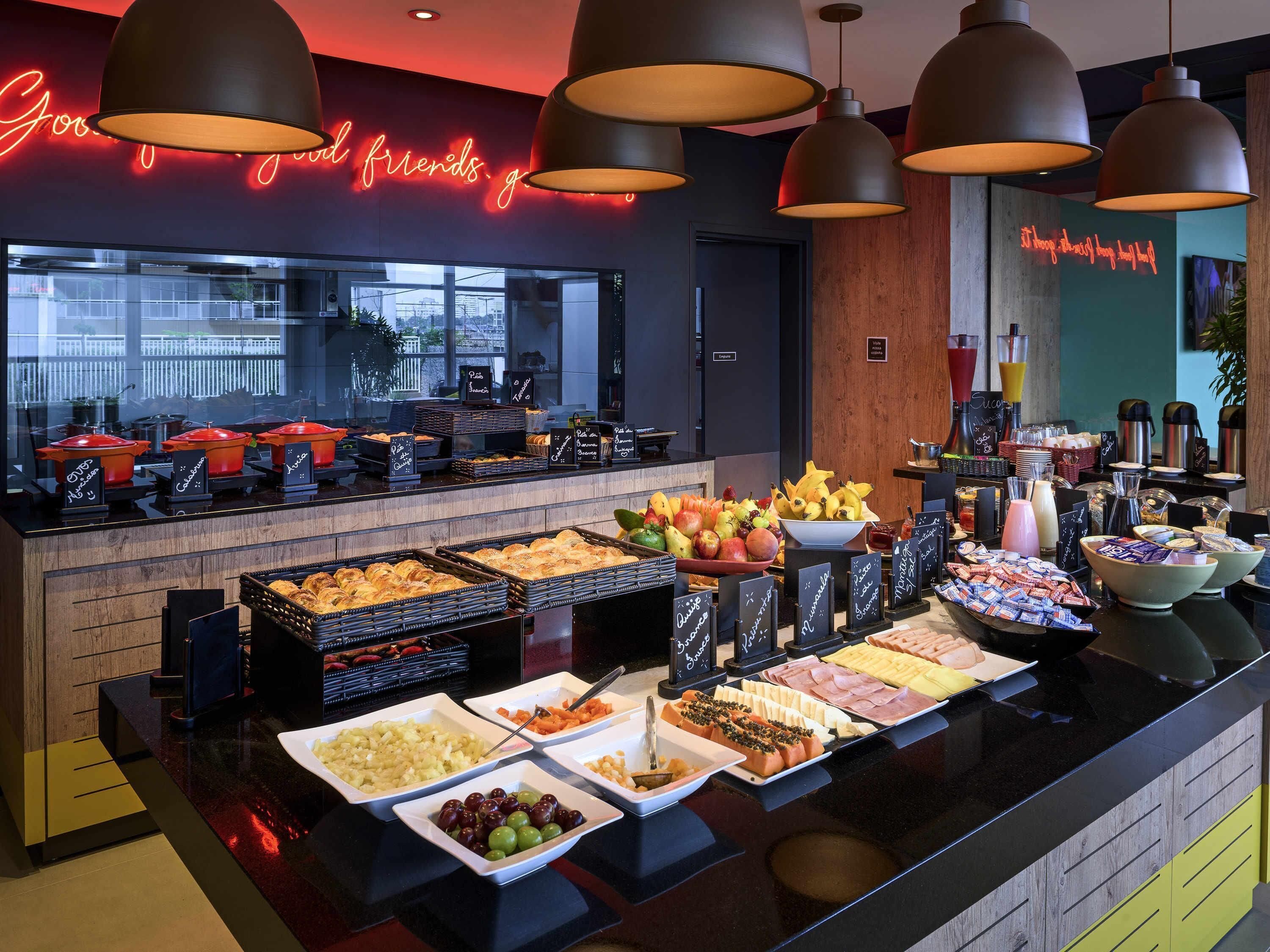 Frokost, lunsj og middag serveres, internasjonale retter 