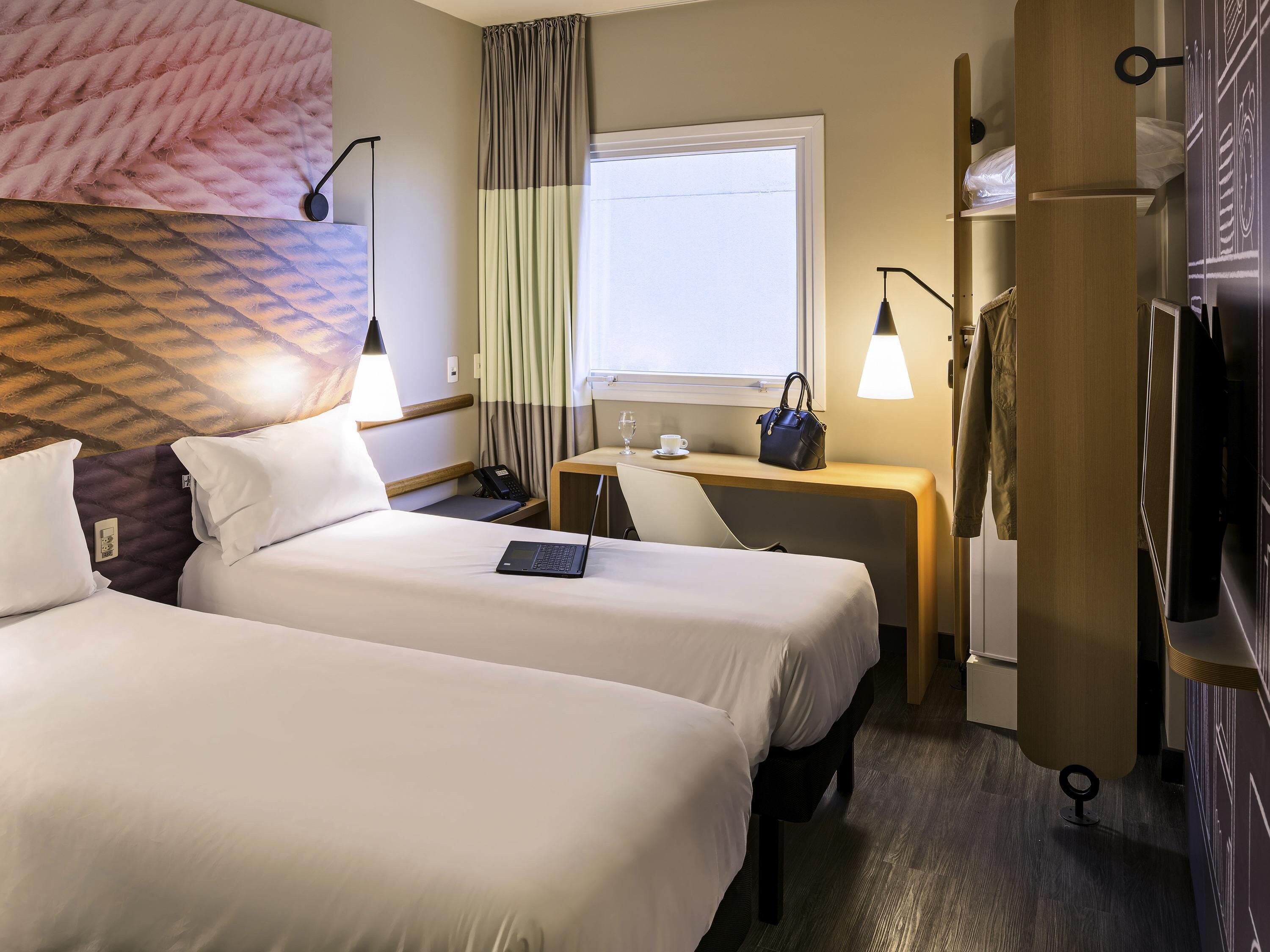 Minibar, coffres-forts dans les chambres, bureau