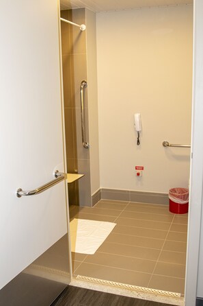 Chambre Standard, 1 lit double, accessible aux personnes à mobilité réduite | Salle de bain | Douche, douche à « effet pluie », articles de toilette écologiques