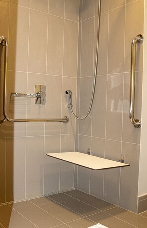 Chambre Standard, 1 lit double, accessible aux personnes à mobilité réduite | Salle de bain | Douche, douche à « effet pluie », articles de toilette écologiques