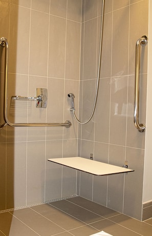Chambre Standard, 1 lit double, accessible aux personnes à mobilité réduite | Salle de bain | Douche, douche à « effet pluie », articles de toilette écologiques