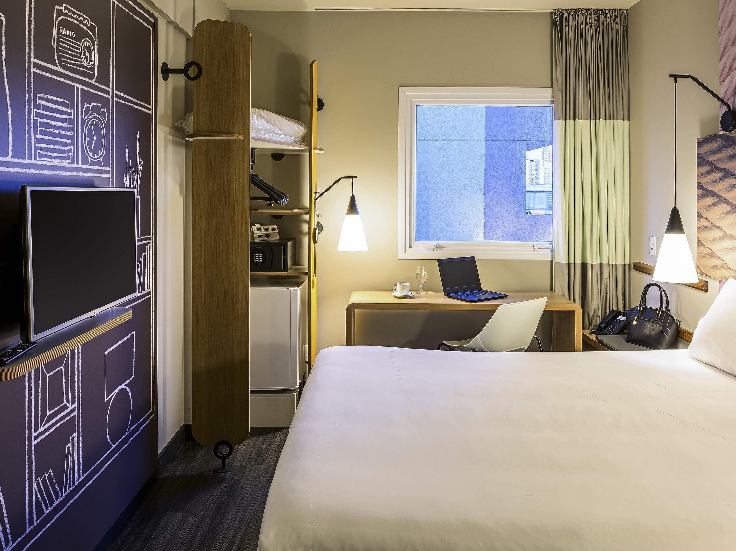 Minibar, coffres-forts dans les chambres, bureau