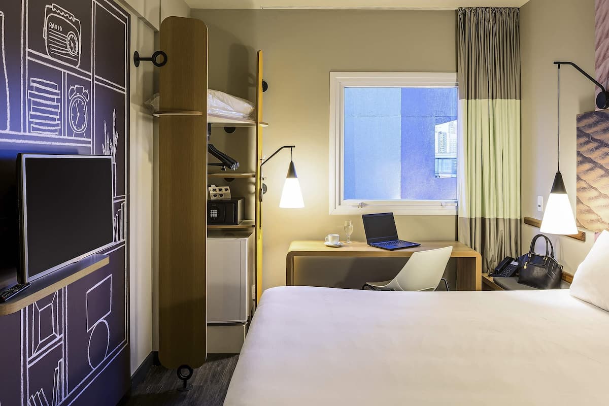 Standardzimmer, 1 Doppelbett | Minibar, Zimmersafe, Schreibtisch, laptopgeeigneter Arbeitsplatz