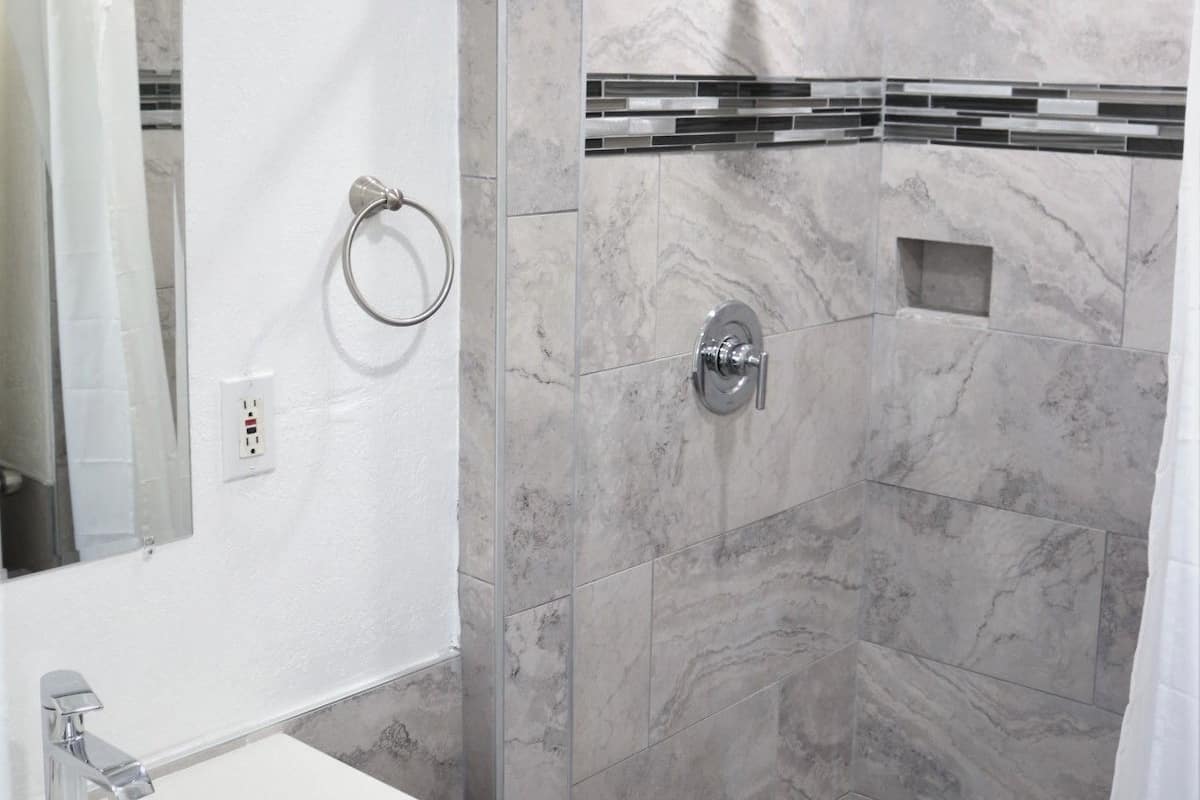 Economy Single Room, 1 Queen Bed, Accessible, Non Smoking | Bathroom shower