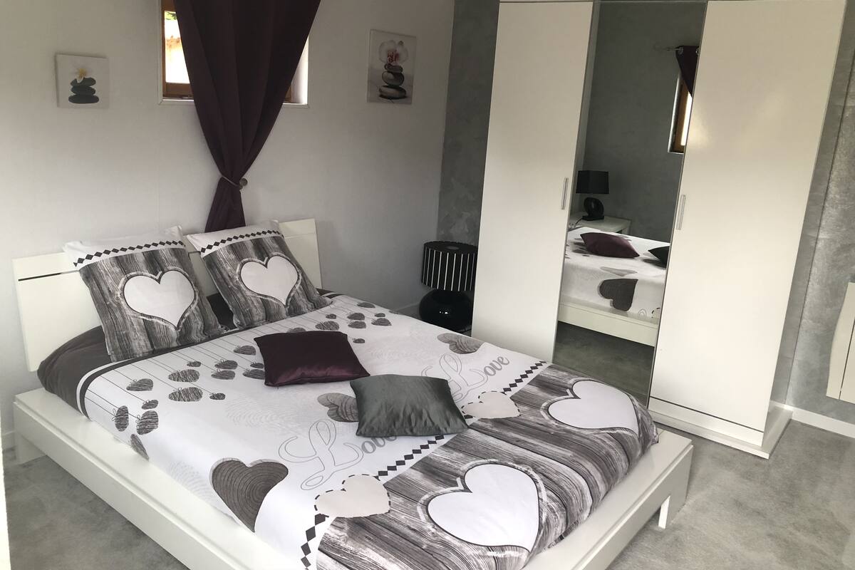 Studio Suite, Garden Area (Studio Lola) | Iron/ironing board (on request), free WiFi, bed sheets
