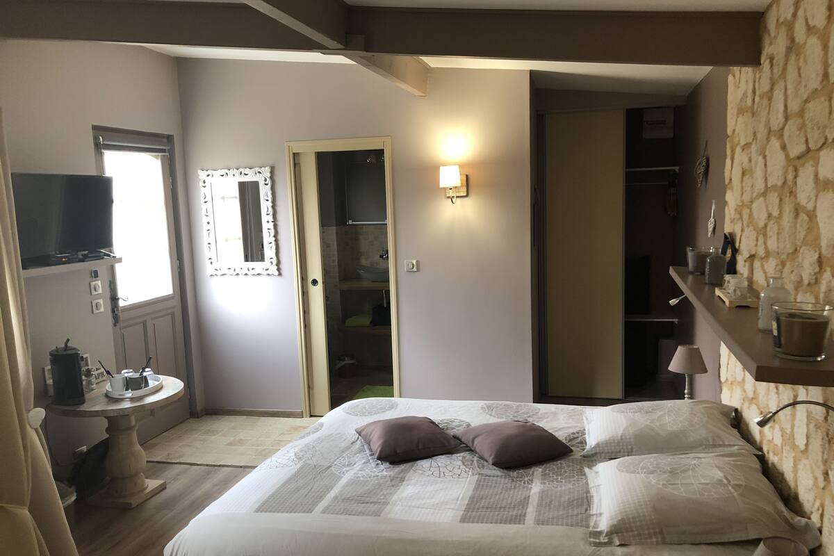 Suite Timéo | Iron/ironing board (on request), free WiFi, bed sheets