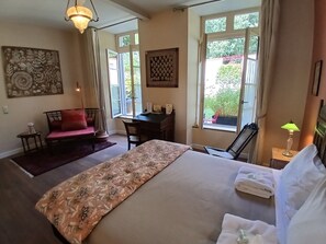 Exclusive Double Room, Ensuite, Garden View (Les Indes) | Egyptian cotton sheets, premium bedding, Select Comfort beds - La Résidence des Indes - Chambres d'hotes (La Rochelle)