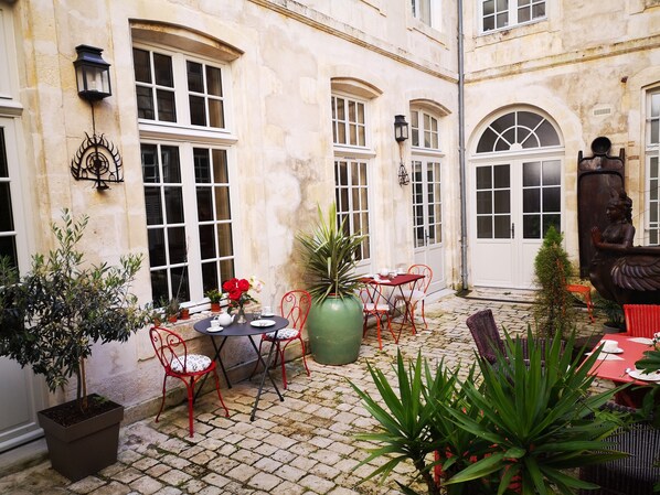 Courtyard - La Résidence des Indes - Chambres d'hotes (La Rochelle)
