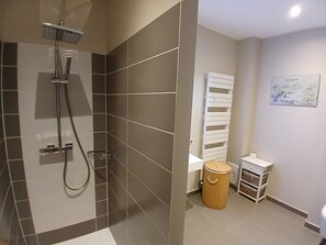 Luxury Double Room, Ensuite, Garden View (Orient) | Bathroom | Shower, rainfall showerhead, free toiletries, hair dryer - La Résidence des Indes - Chambres d'hotes (La Rochelle)
