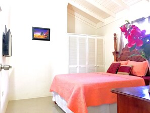 Family House, Non Smoking | Bathroom | Combined shower/bathtub, free toiletries, towels