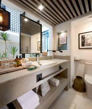 Suite Desain, 1 kamar tidur, Bebas Asap Rokok, ensuite | Kamar mandi | Perlengkapan mandi gratis, pengering rambut, jubah mandi, dan sandal