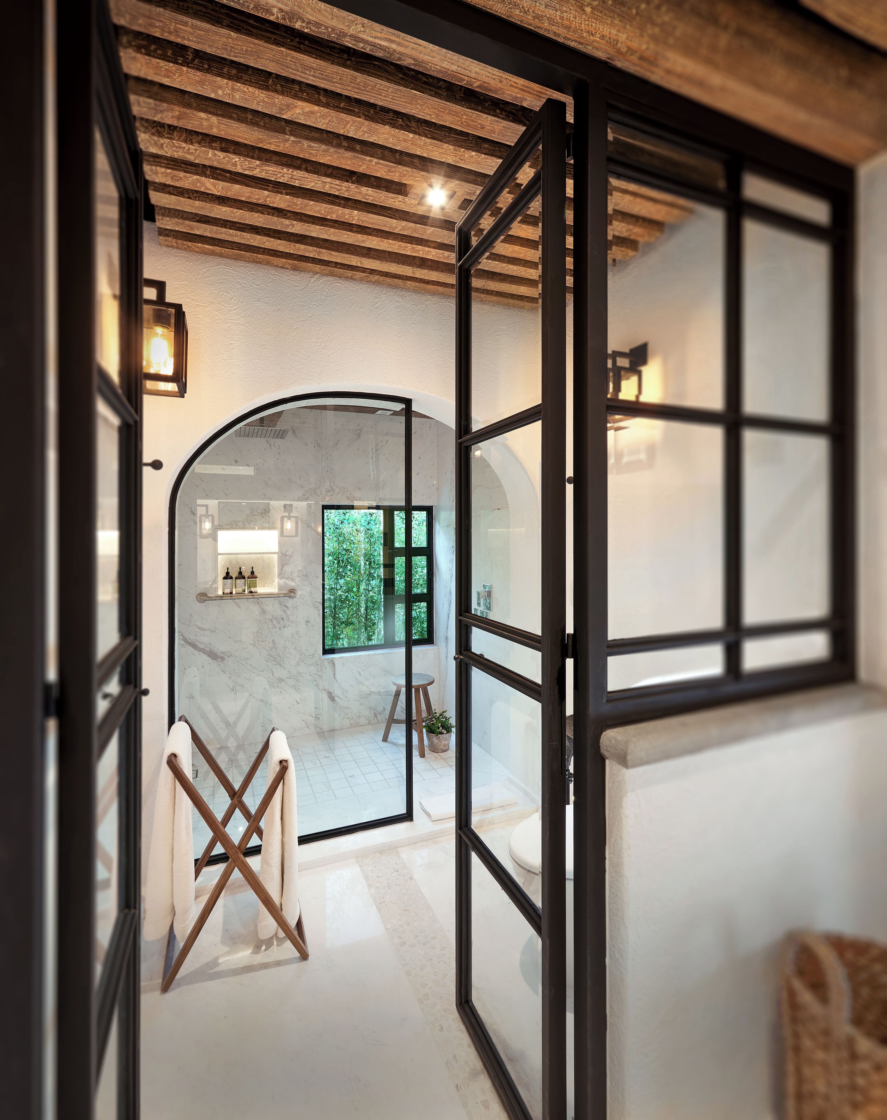 Design Suite, 1 King Bed, Non Smoking, Ensuite | Bathroom | Free toiletries, hair dryer, bathrobes, slippers