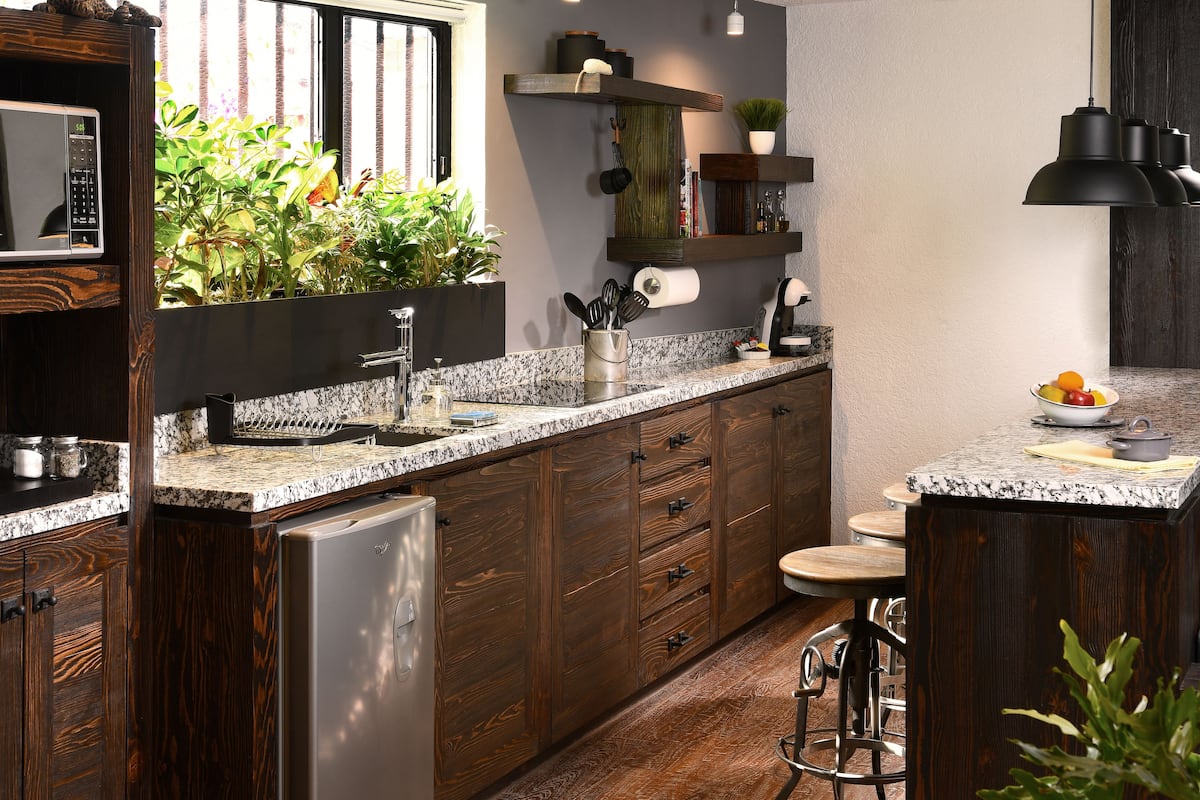 design suite, 2 queen beds, non smoking, kitchenette | private kitchen | coffee/tea maker