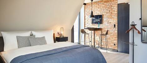 Economy-Doppelzimmer, eingeschränkter Meerblick | Hochwertige Bettwaren, individuell dekoriert, Schreibtisch