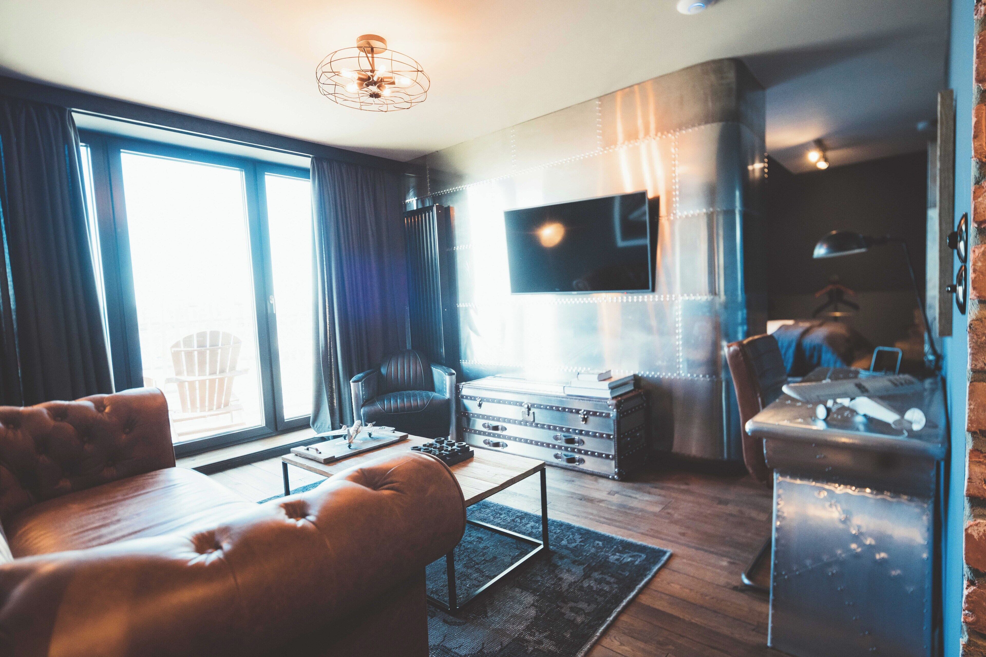 Kahden hengen premium-huone | Oleskelualue | 40–tuumainen taulutelevisio, jossa satelliittikanavat