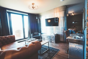 Habitación doble Premium | Área de sala de estar | Televisión de pantalla plana de 40 pulgadas con canales vía satélite