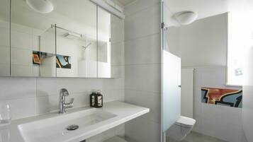 Suite | Bathroom | Free toiletries