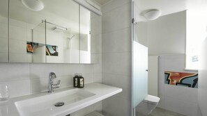 Suite | Bathroom | Free toiletries - Hôtel Chez Gilles (La Chaux-de-Fonds)