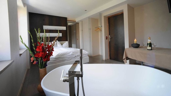 Desk, blackout drapes, soundproofing, iron/ironing board - Hôtel Chez Gilles (La Chaux-de-Fonds)