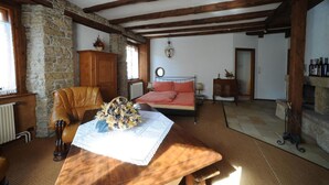 Bureau, rideaux occultants, chambres insonorisées
