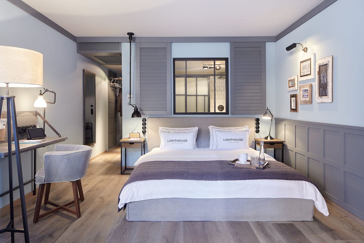Phòng Suite Junior, 1 giường cỡ queen, không hút thuốc, quang cảnh cảng | Bộ đồ giường cao cấp, minibar với thức uống miễn phí