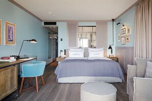 أغطية فراش متميزة وعناصر مجانية داخل الميني بار وخزنة داخل الغرفة