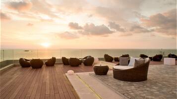 2 bars/lounges, poolside bar, beach bar