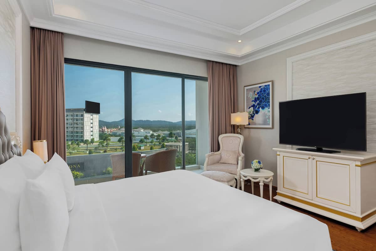 Deluxe Room, Mountain View | 1 bedroom, down comforters, minibar, in-room safe