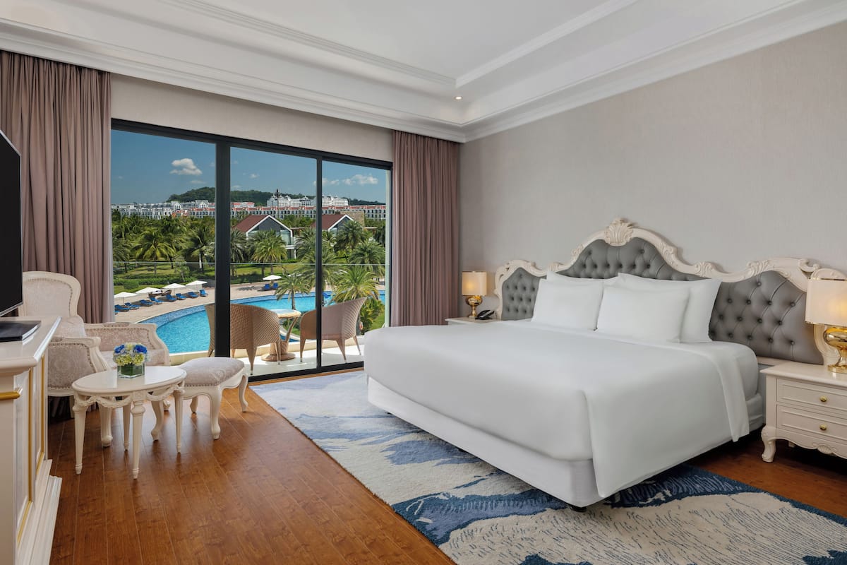 1 bedroom, down comforters, minibar, in-room safe